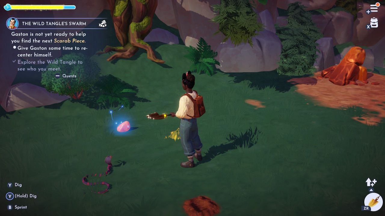 Персонаж игрока стоит рядом со свежевыкопанным куском янтаря с лопатой в Wild Tangle в Disney Dreamlight Valley.
