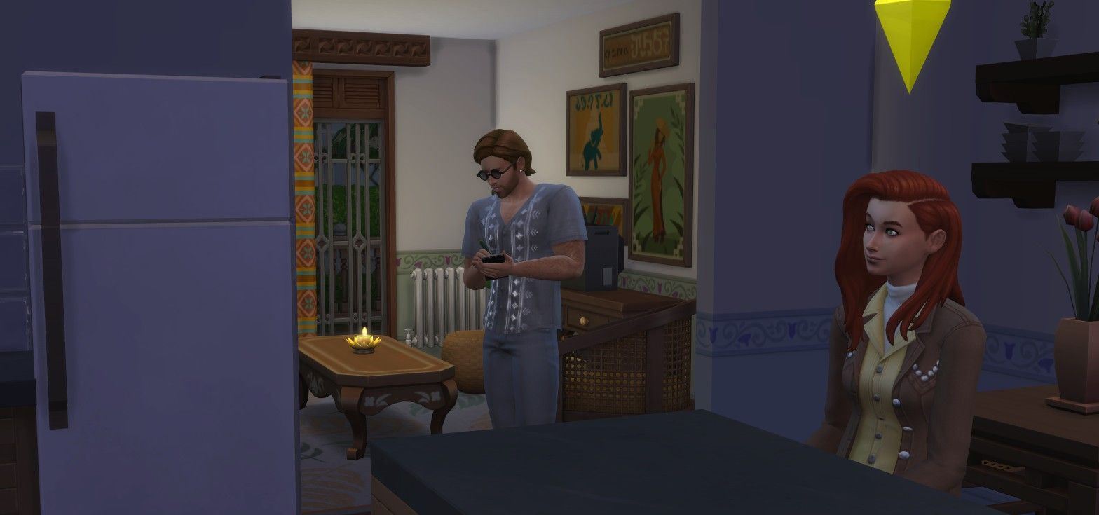 Сим-арендодатель проводит техобслуживание холодильника в своей квартире The Sims 4 в аренду