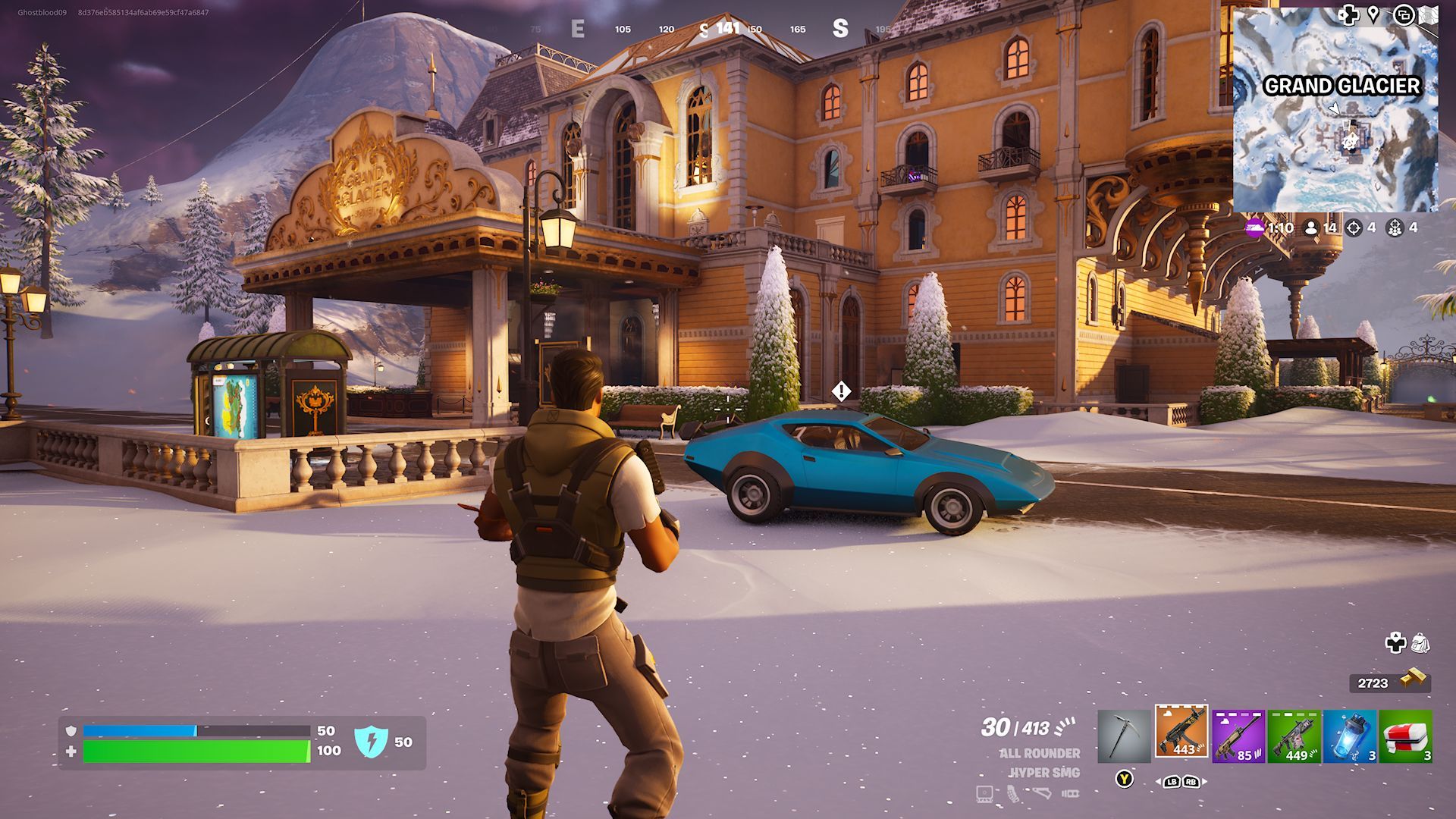 Игрок, стоящий рядом с Whiplash, припарковался возле отеля Grand Glacier в Fortnite.