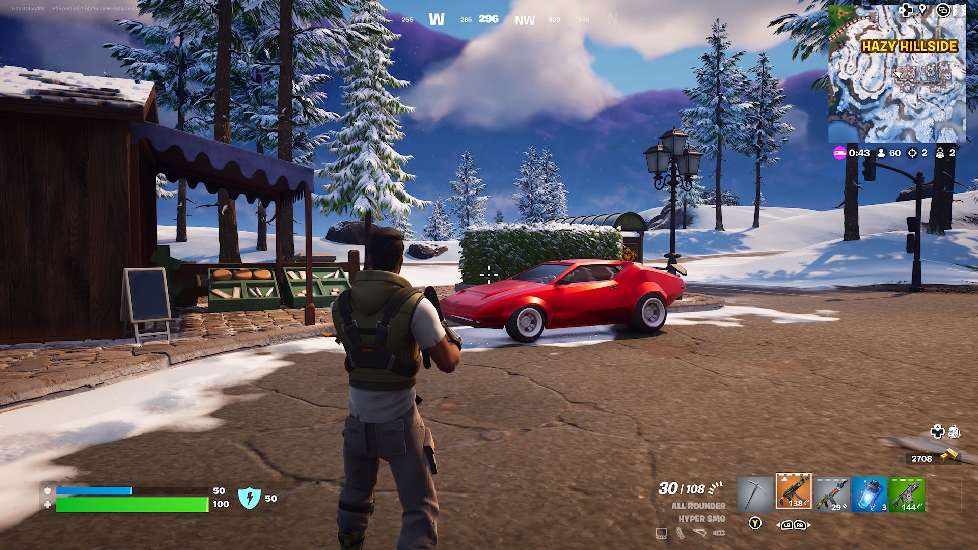 Игрок, стоящий возле Whiplash, припаркованный возле Hazy Hillside в Fortnite.