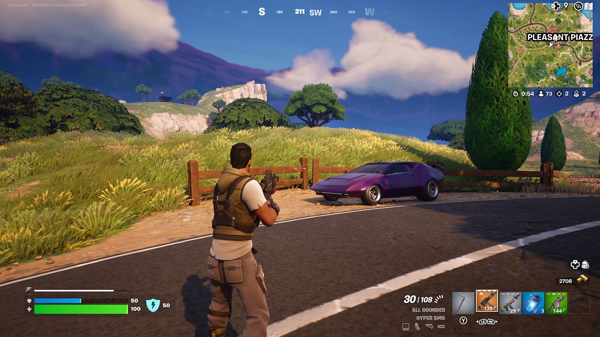 Игрок, стоящий возле Whiplash, припаркованного на обочине дороги возле Плезант-Пьяцца в Fortniteе.