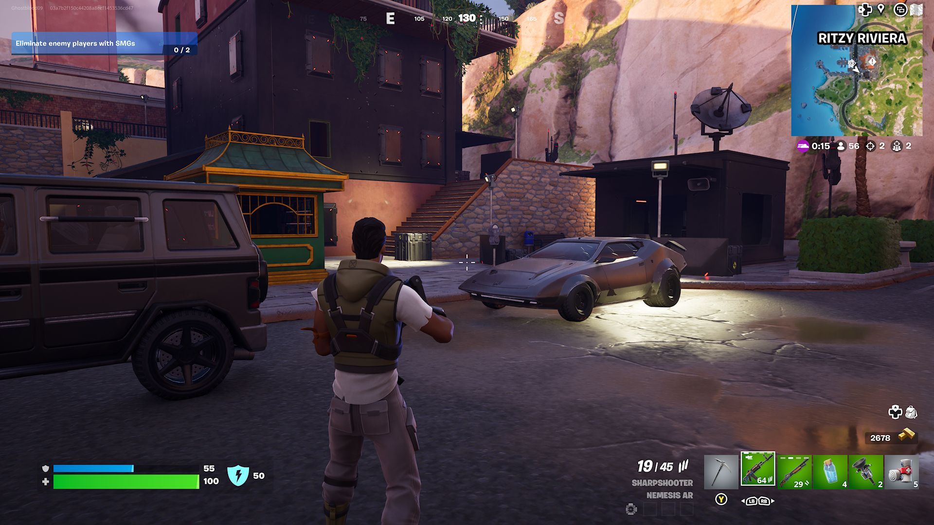Игрок, стоящий возле Whiplash, припаркованного в городе на Роскошной Ривьере в Fortnite.