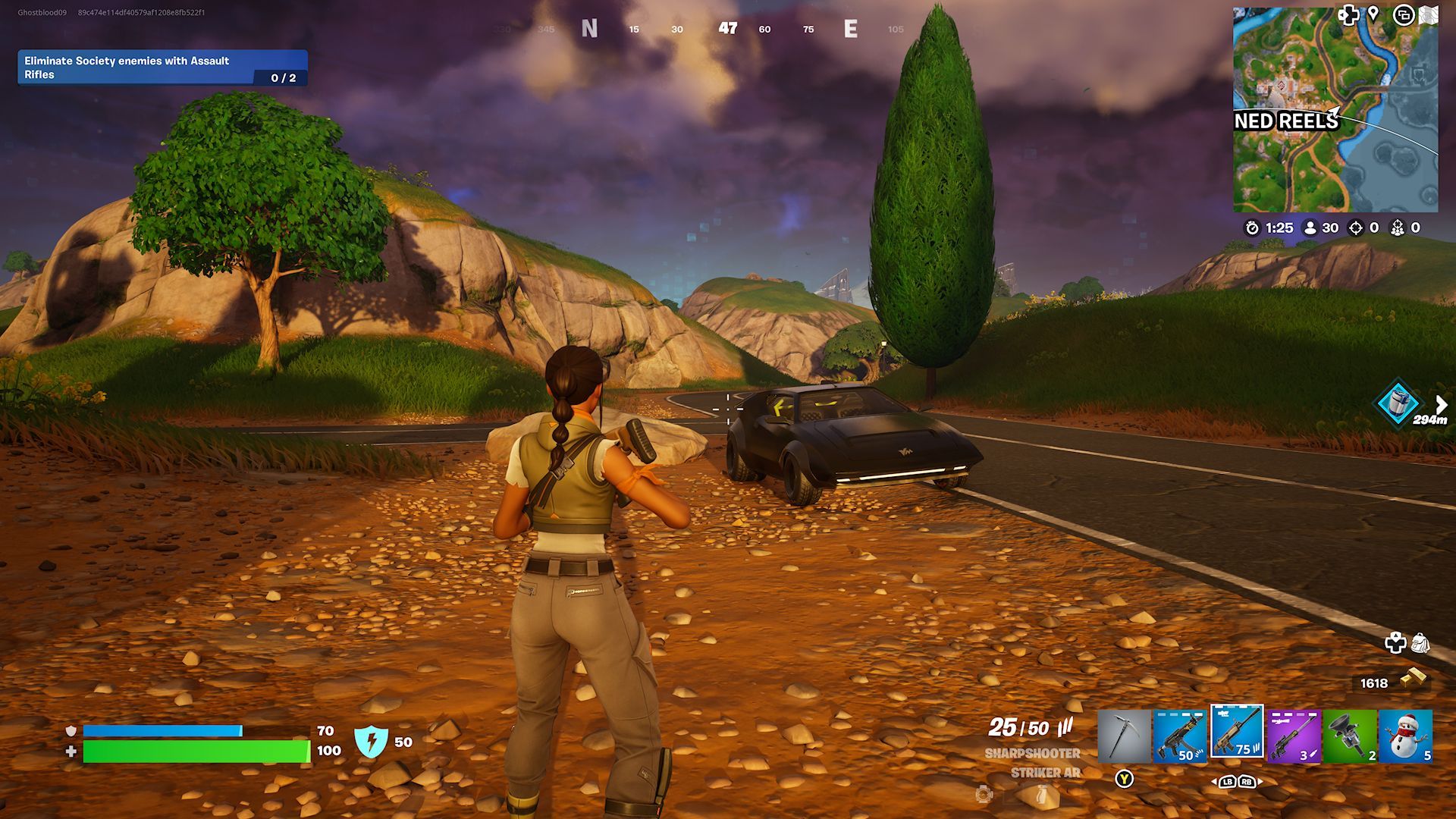 Игрок, стоящий перед припаркованным Whiplash на обочине дороги возле Ruined Reels в Fortnite.