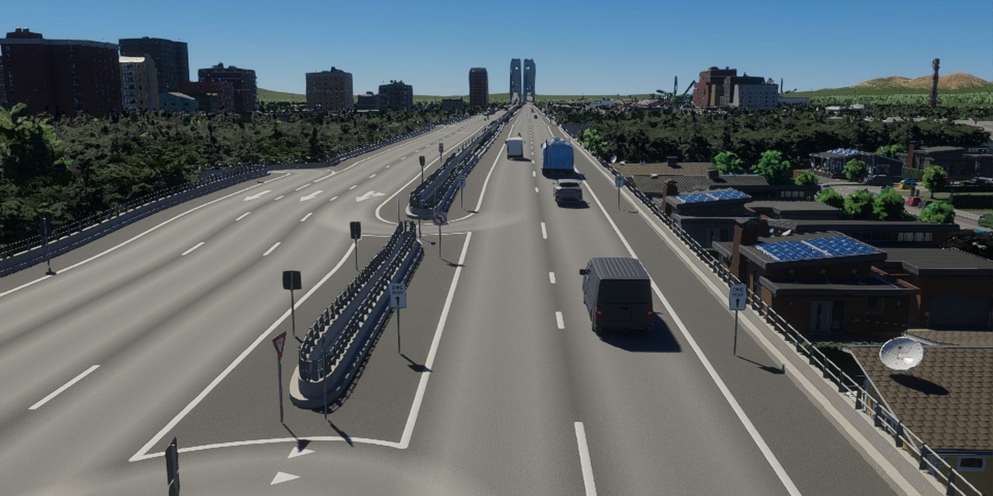 Городские пейзажи двух автомагистралей под низким углом, показывающие движение автомобилей и здания сбоку.
