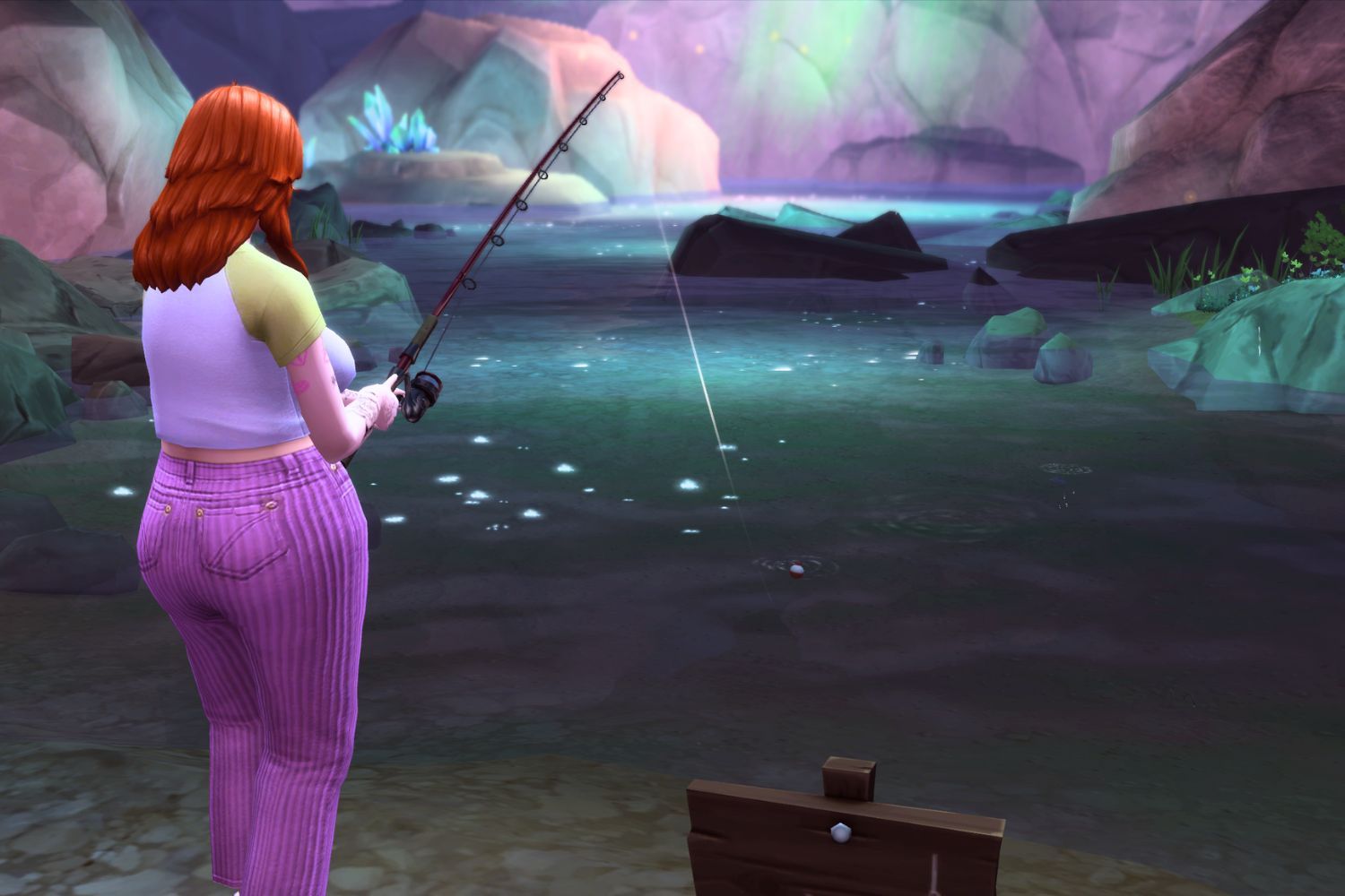 Женщина-сим в розовых штанах и зеленом топе охотится в Забытом гроте. Кристаллические образования сверкают на заднем плане, когда он ловит рыбу в темном пруду.