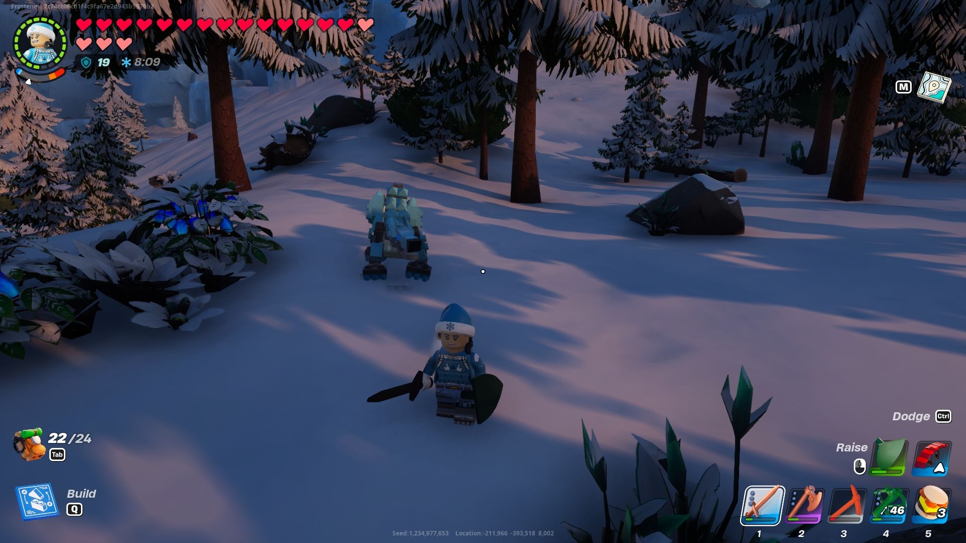 Аватар Lego Fortnite в заснеженном биоме с арктическим волком позади, готовым атаковать.