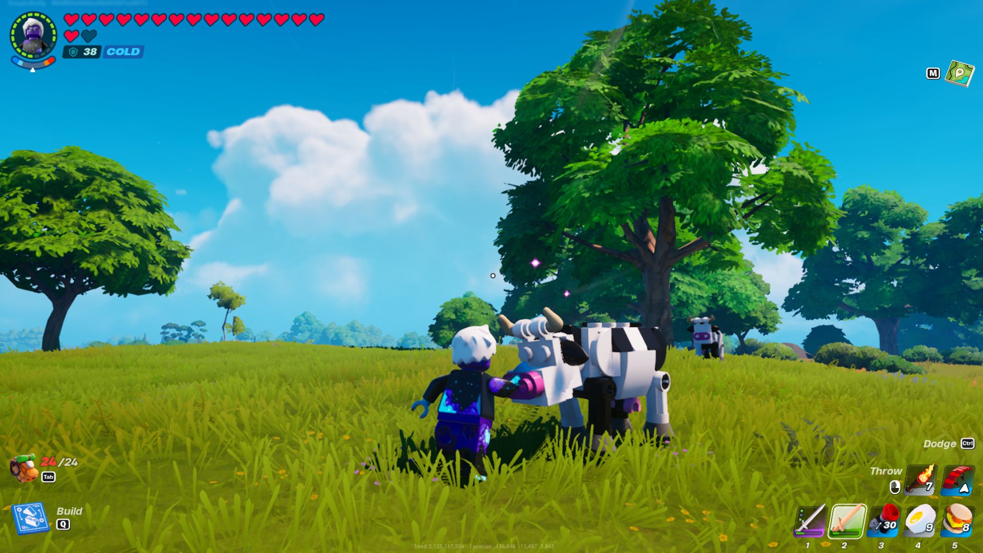 Игрок LEGO гладит корову.