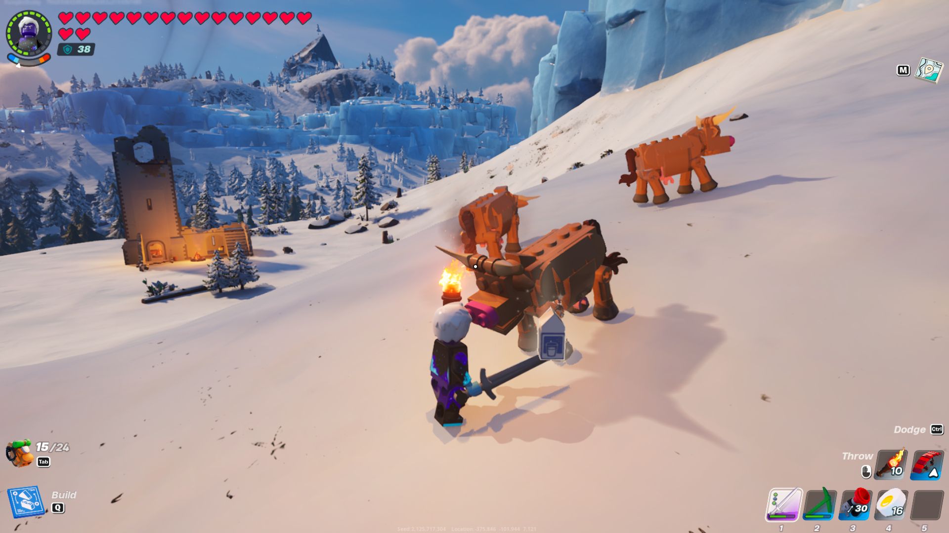 Игрок в Лего гладит коричневую корову, чтобы получить молоко.