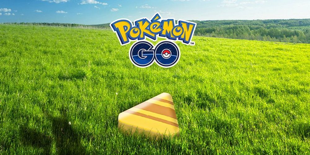 Candy XL из Pokemon Go на траве с логотипом Pokemon Go сверху