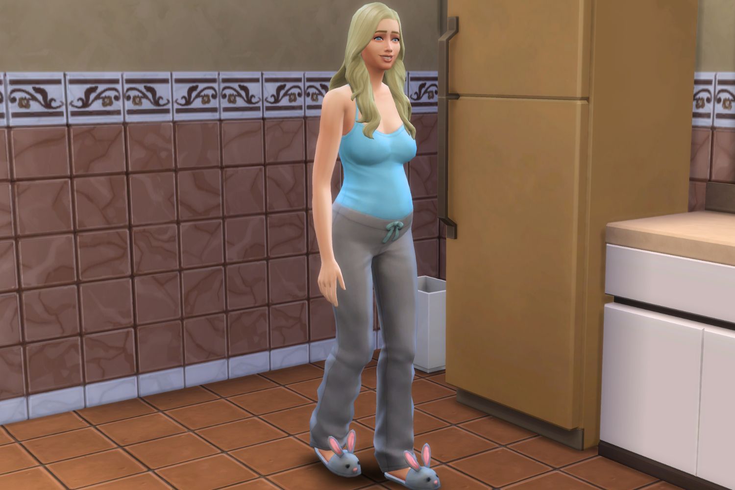 Блондинка, беременная женщина-сим стоит у себя на кухне.