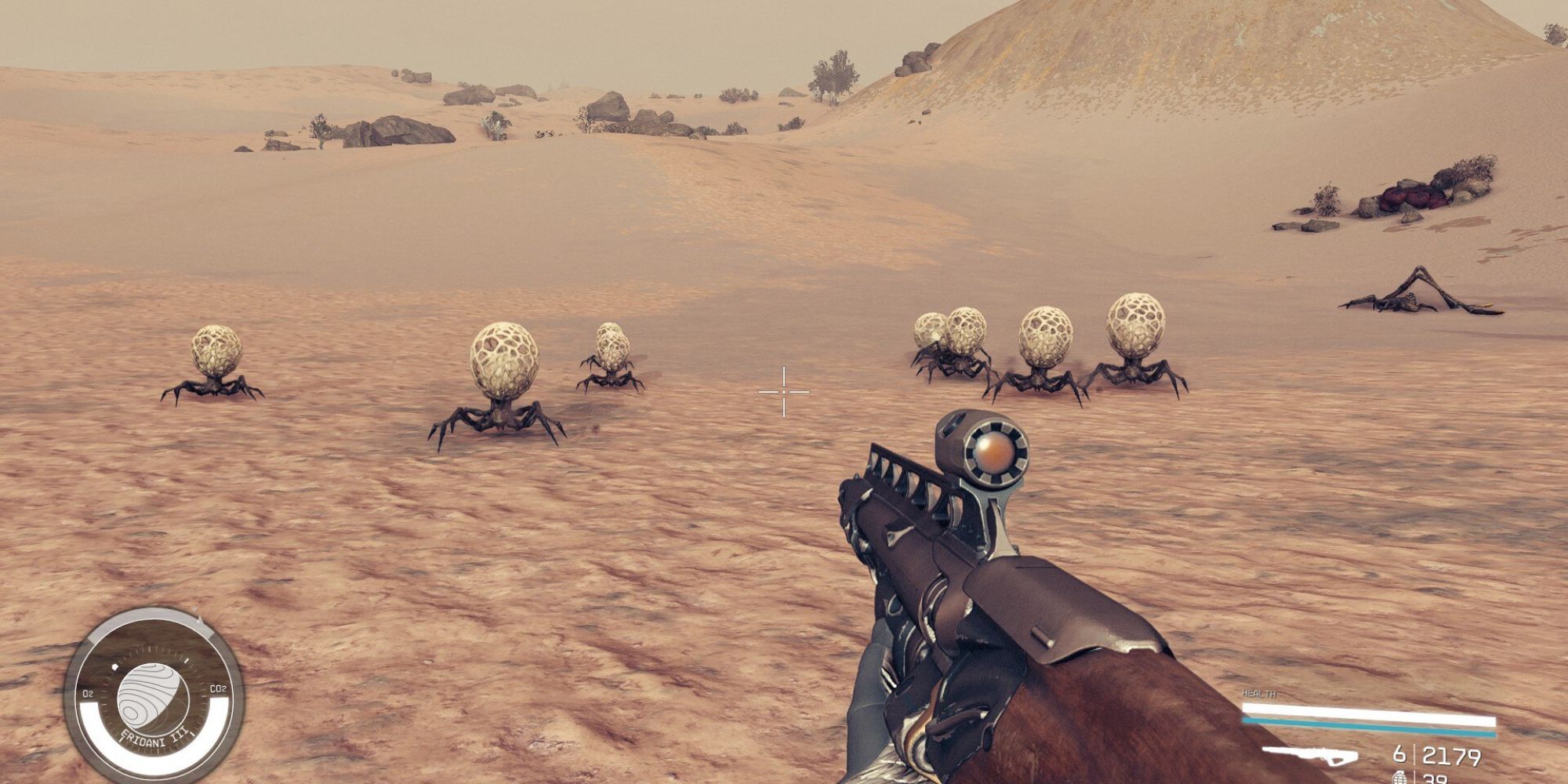 Рой маленьких паукообразных инопланетных существ в песчаной пустыне.