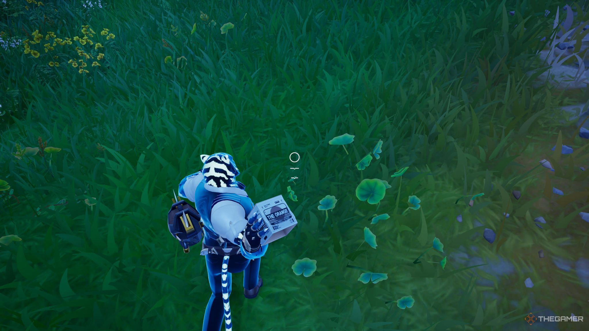 Скриншот из Fortnite, показывающий персонажа игрока в виде бело-черного тигра в костюме, который собирается бросить коробку на траву внизу.
