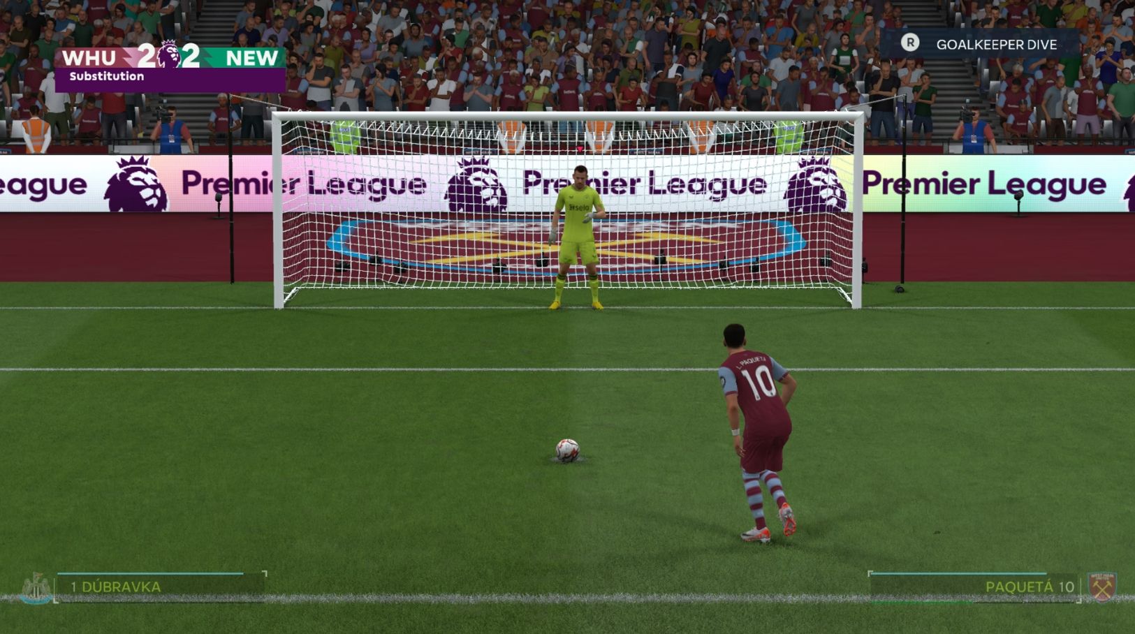 Игрок подбегает, чтобы выполнить штрафной удар по вратарю в EA Sports FC 24.