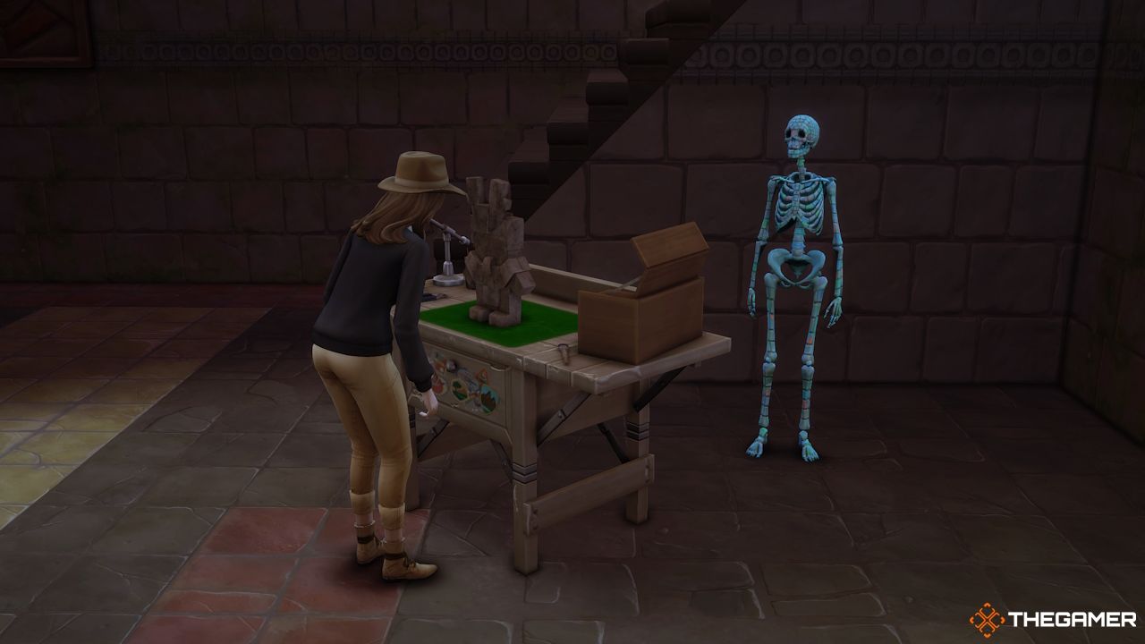 Сим осматривает артефакты за археологическим столом.